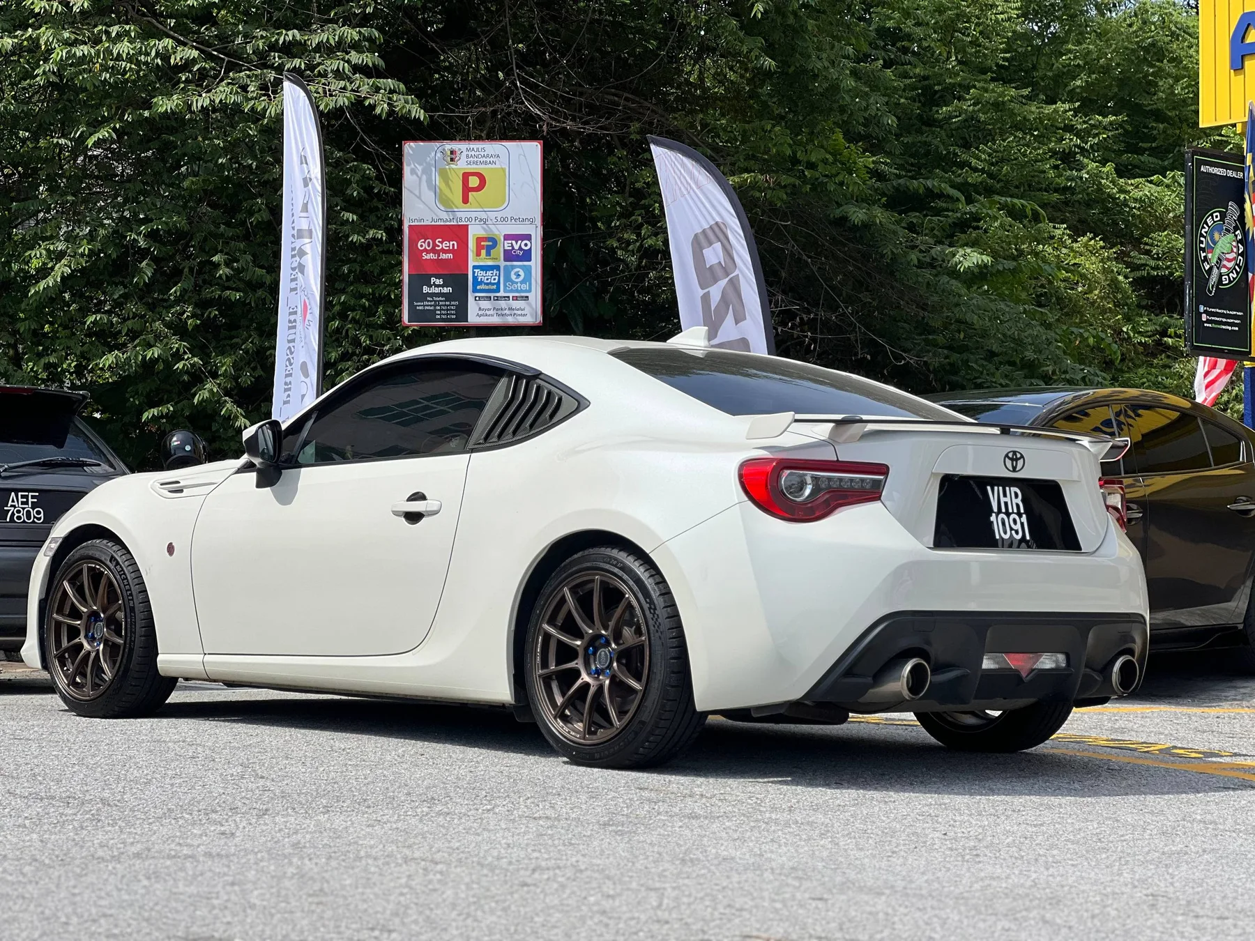 White Toyota 86 coupe with dark performance wheels
